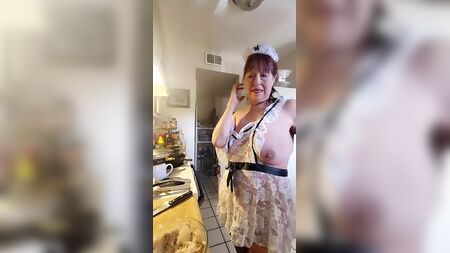 Oma in meiner sexy Spitzenschürze, die Shrimps und Maisgrütze kocht