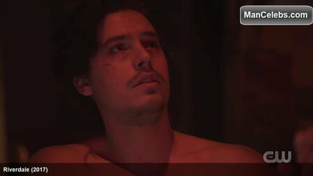 Cole Sprouse und seine haarlosen Bauchmuskeln