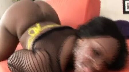 Die kurvige BBW-Schönheit Skyy Black mit einem weißen Schwanz im Arsch