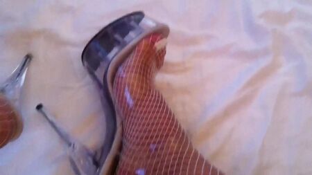 Weiße Füße, klare Zehennägel, Pleaser-High-Heels, Strümpfe