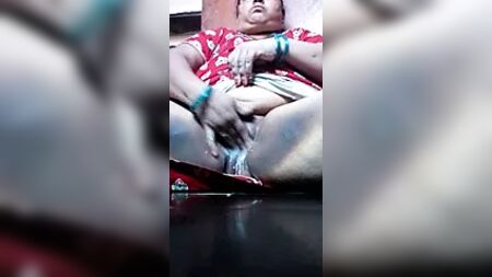 Eine Telugu-Tante, die Handjobs mag