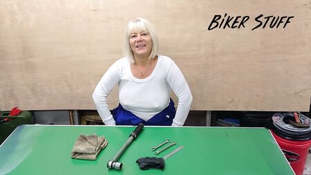 Heiße Youtuber-Biker-Klamotten – Spielautomaten auf weißem Hemd