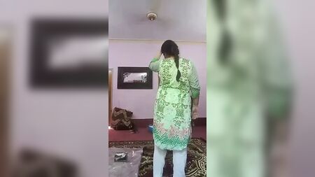 Eine Punjabi-Tante und ein Punjabi-Onkel haben zu Hause Sex