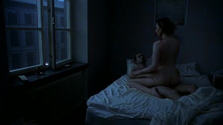 Hanna Eriksson Nude in „Lieder aus dem zweiten Stock“ (2000)