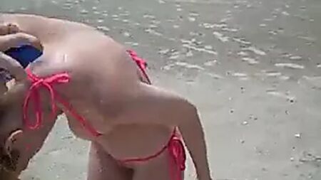 Bethanie Skye im Bikini, der ihre Muschi nicht verdeckt!