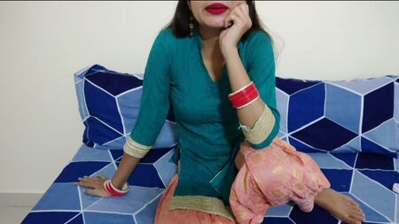 Desi Devar Bhabhi genießt romantische Momente im Schlafzimmer mit einer heißen indischen Bhabhi mit einer sexy Figur – saarabhabhi6, klarer Hindi-Ton