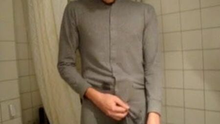 Ein Mann, der sich im Pyjama einen runterholt