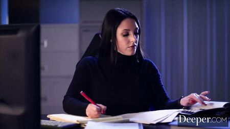 Tiefer. Gabbie Carter unterwirft sich Angela White und ihrem Ehemann