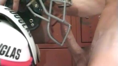 Blowjob durch einen Fußballhelm