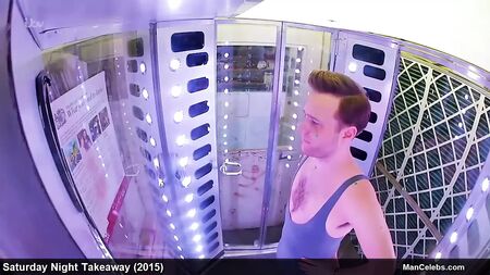 Promi Olly Murs mit riesiger Beule während einer Reality-TV-Show