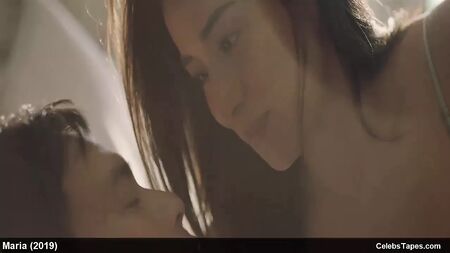 Die sexy Prominente Cristine Reyes nackt unter der Dusche