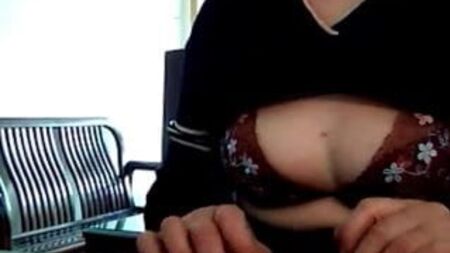 Asiatische Oma vor der Webcam
