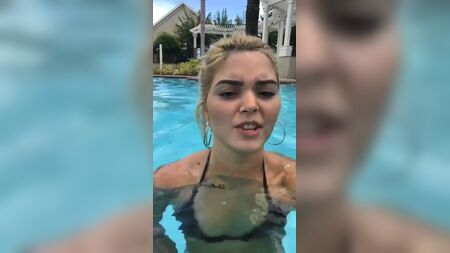 AEW – Tay Conti macht ein Selfie im Pool