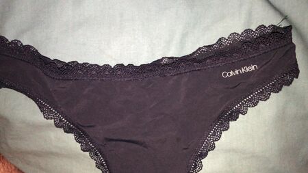 Sperma auf dem seidig-blauen Calvin-Klein-String aus Netzstoff