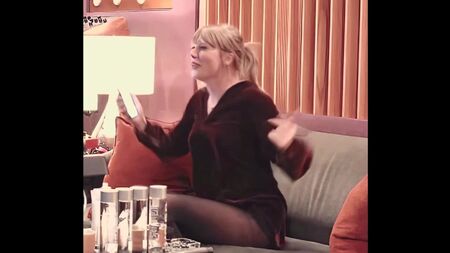 Taylor Swift hüpft auf dem Sofa herum