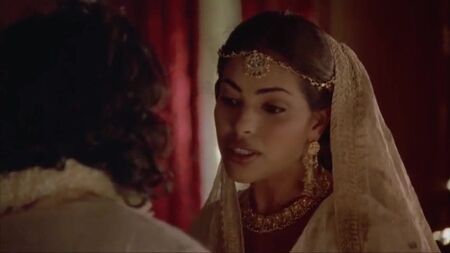 Indira Varma und Sarita Choudhury in einem Kamasutra-Film