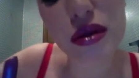 Eine sexy Frau, die sich Lippenstift aufträgt
