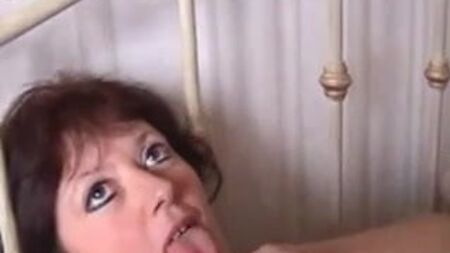 Reife Frauen in Strümpfen und Stiefeln – Dildos
