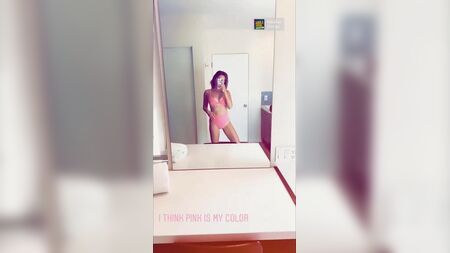 Ashley Tisdales sexy Spiegel-Selfie im rosa Bikini