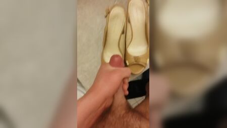 Sperma auf ihren Schuhen – Beigefarbene Keilabsatzschuhe mit offener Spitze