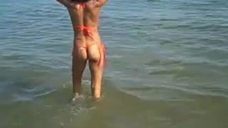 18-jähriges Juwel im durchsichtigen String-Bikini!