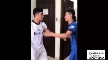 Zwei Asiaten in Fußballtrikots haben Sex