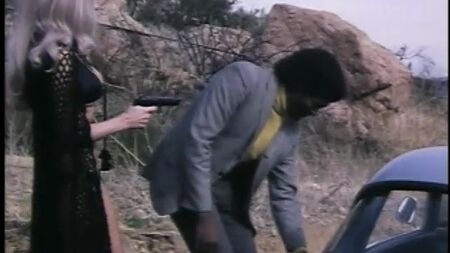 Dobie Gray zieht Robyn Hilton in „Mean Mother“ (1974) das Oberteil aus