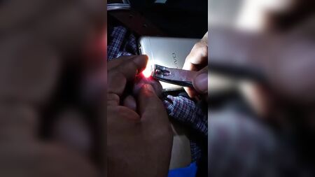 Asiatin schneidet ihr Penisfrenulum durch