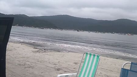 Angelica, eine Milf, zeigt sich am Strand im String-Bikini