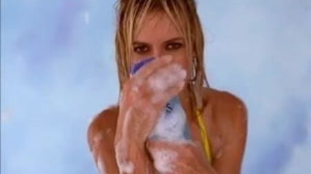 Heidi Klum: Spaß mit der Shampooflasche