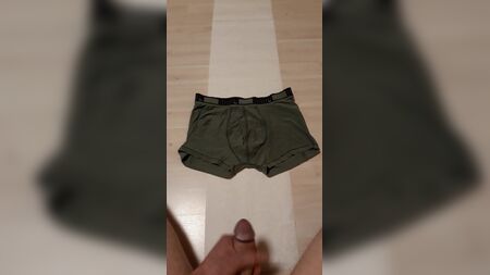 Ein Junge spritzt sich auf seine Puma-Unterhose