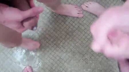 Grupponanie in der Turnhallendusche mit Abspritzen