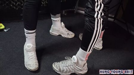 Ein Typ, der wie Max Verstappen aussieht, trägt Nike-TNs und einen Trainingsanzug, fickt heimlich den durchtrainierten Niederländer und kommt
