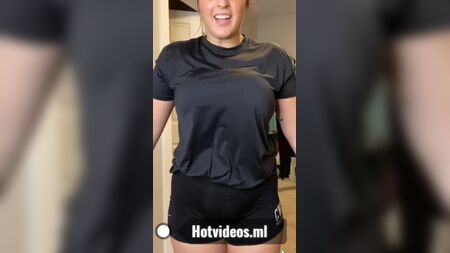 Tati Xo zeigt ihre großen natürlichen Brüste
