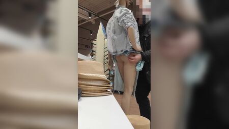 Ein bisschen Spaß mit einer Schaufensterpuppe