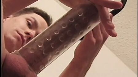 Sexy weiße Jungs mit durchtrainierten Körpern nutzen Penispumpen, um riesige Schwänze zu bekommen