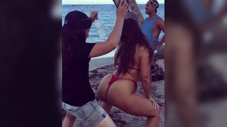 Ashley Graham tanzt mit ihrem dicken Hintern am Strand