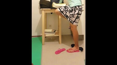 Lehrerin der 3. Klasse tauscht im Klassenzimmer ihre Pumps gegen Flip-Flops