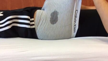 Ich, GreGG69SKuLL – Mein Schwanz spritzt wieder in meiner Calvin-Klein-Boxershorts
