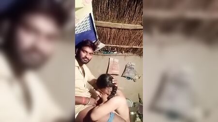 Nackte indische Mutter und Stiefvater beim Blasen
