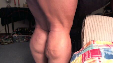 Schwere Beine, kräftige Waden – Nacht-Flex in schwarzen High Heels