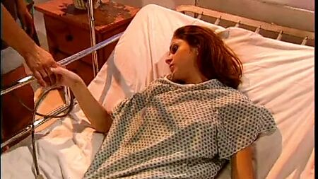 Ein großer Umschnalldildo füllt die süße kleine Muschi dieser weggelaufenen brünetten Teenagerin aus