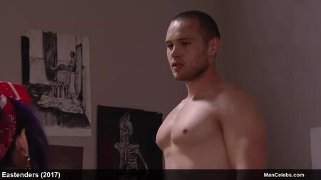 Der männliche Prominente Danny Walters posiert nackt für Painteres