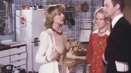 Carol Hawkins zeigt ihre Brüste für Pikey