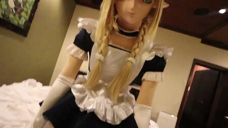Kigurumi spielt mit dem Penis