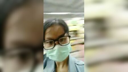 Große asiatische Brüste im Supermarkt