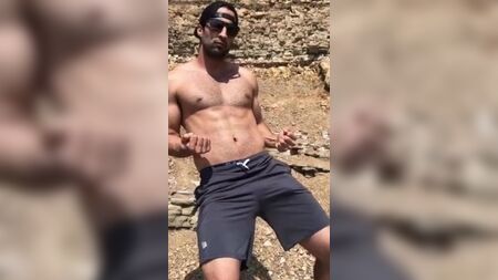 Ein attraktiver Typ mit einer riesigen Beule in den Shorts
