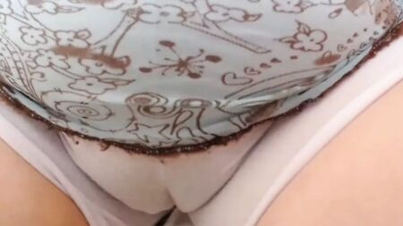 Reife Mutter in Unterhose, Cameltoe, Amateur, Nahaufnahme