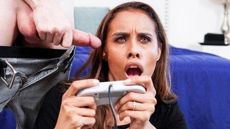 Stiefmutter spielt mit dem Joystick des Stiefsohns – MommyBlowsBest