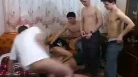 Die geile Frau befriedigt ihren Sohn und seine Freunde